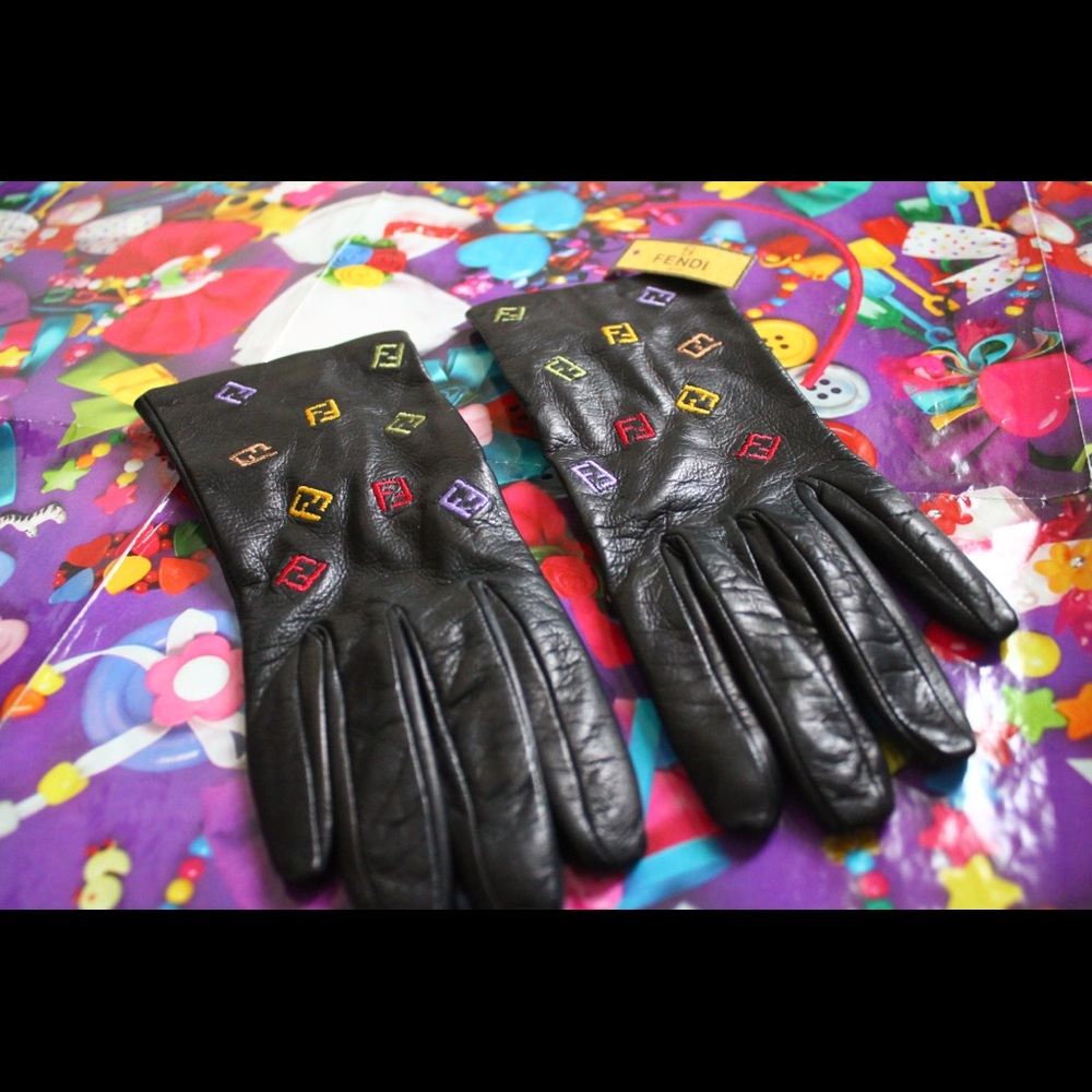 💐 NWOT Deadstock Vintage FENDI 1990s Leather Gloves